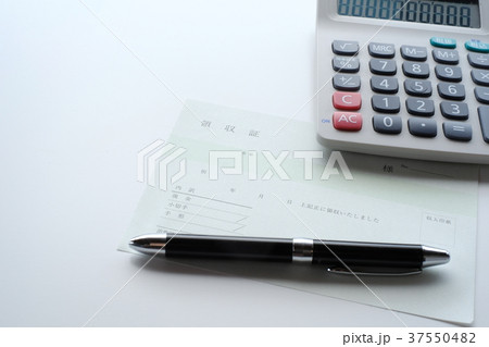 電卓と領収書 電卓と領収書 37550482