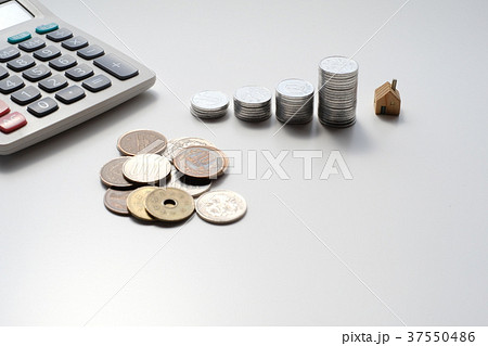 日本のお金と電卓 37550486