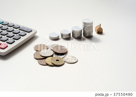日本のお金と電卓 37550490