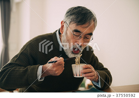 蕎麦を食べるシニア男性の写真素材