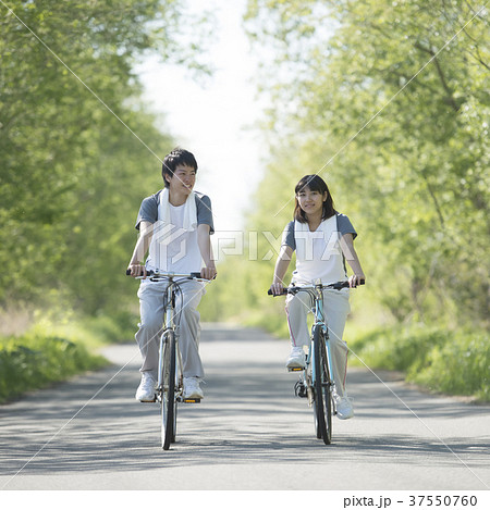 自転車に乗るカップルの写真素材