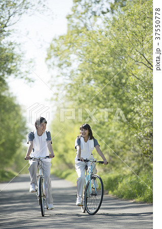 自転車に乗るカップルの写真素材 [37550778] - PIXTA