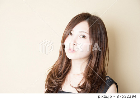 ロングヘアの女性 ロングヘアの女性 37552294