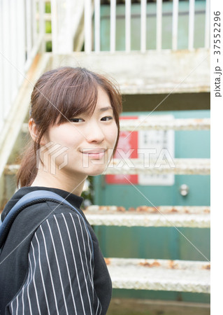 階段の前に立つ女性(日本経済大学) 階段の前に立つ女性(日本経済大学) 37552296