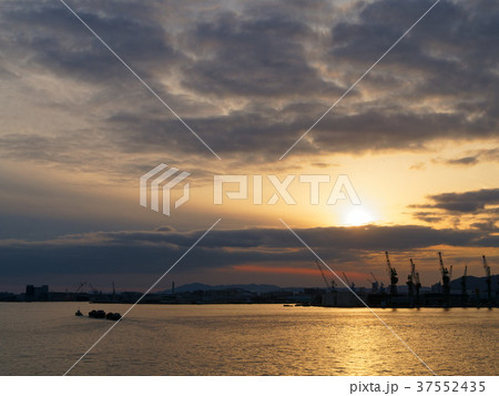 みなと神戸 神戸大橋から見る港の夕暮れ 37552435