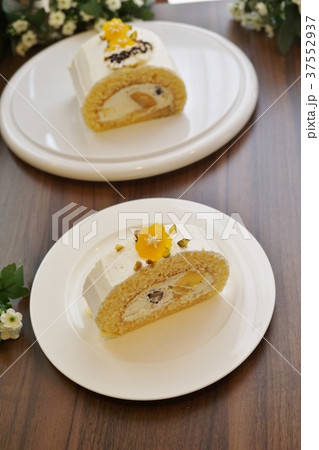 マンゴーヨーグルトロールケーキ(Mango Yoghurt Roll Cake) マンゴーヨーグルトロールケーキ(Mango Yoghurt Roll Cake) 37552937