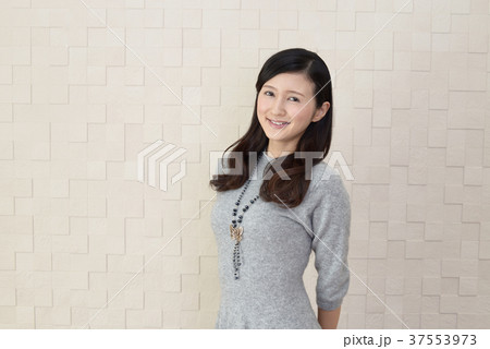 笑顔の女性 笑顔の女性 37553973