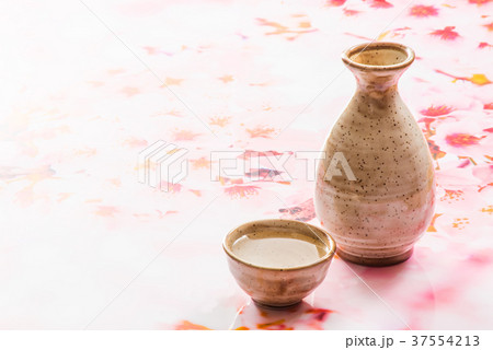満開の桜の写真をバックに撮影した日本酒 ぐい呑みと徳利 満開の桜の写真をバックに撮影した日本酒 ぐい呑みと徳利 37554213