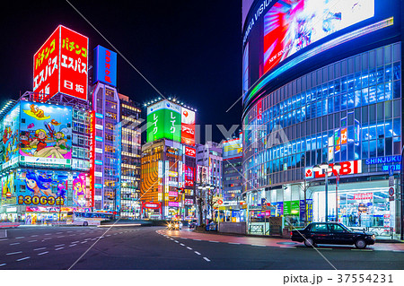 東京 新宿 歌舞伎町の夜景 新宿大ガード東交差点 の写真素材