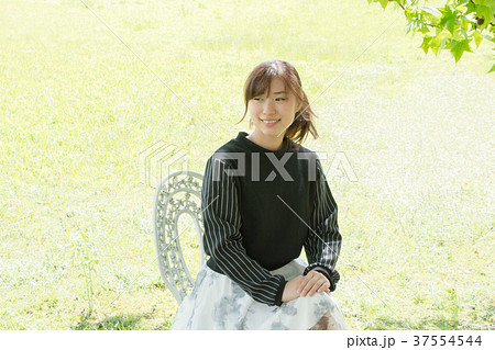 外で座る女性（日本経済大学） 37554544