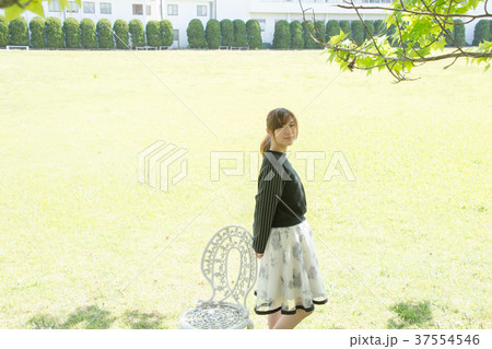 椅子のそばに立つ女性(日本経済大学) 椅子のそばに立つ女性(日本経済大学) 37554546
