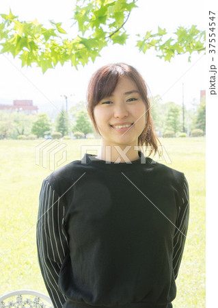 新緑の庭に立つ女性（日本経済大学） 37554547