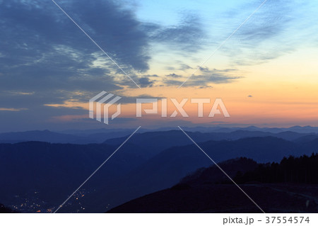 夕焼けの備中松山城から望む山並み 岡山県高梁市 夕焼けの備中松山城から望む山並み 岡山県高梁市 37554574