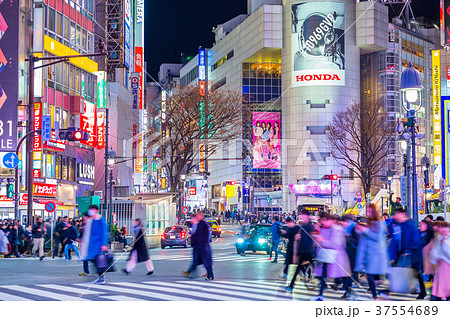 東京　渋谷駅　スクランブル交差点の夜景 37554689