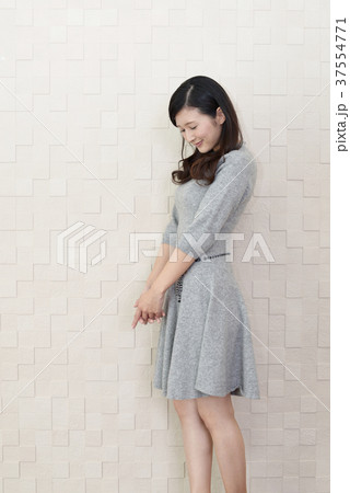 微笑む女性 微笑む女性 37554771
