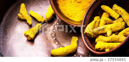 Roots and turmeric powder 37554893