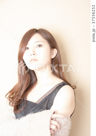 ファーを羽織る女性 37556252
