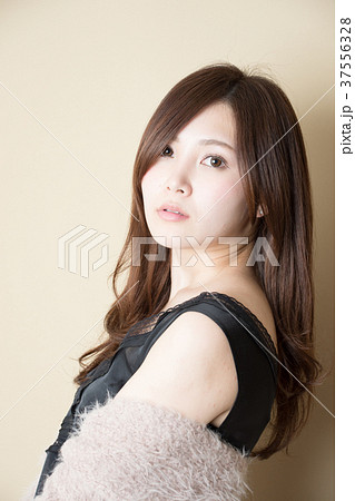 振り返る女性 37556328