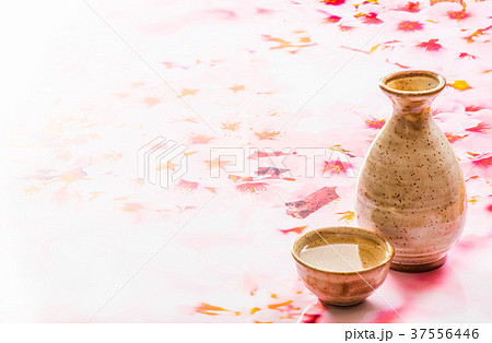 満開の桜の写真をバックに日本酒 ぐい呑みと徳利 満開の桜の写真をバックに日本酒 ぐい呑みと徳利 37556446