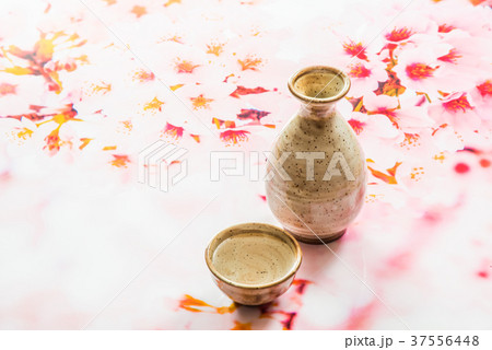 満開の桜の写真をバックに日本酒　ぐい呑みと徳利 37556448