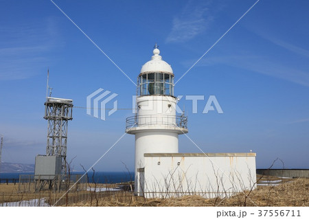 冬の襟裳岬灯台と青い空 37556711