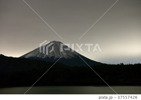 富士山の冠雪・西湖(山梨県) 富士山の冠雪・西湖(山梨県) 37557426