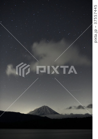 富士山と星空・西湖（山梨県） 37557445