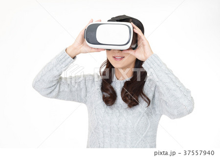 VRゴーグルを装着した女性 VRゴーグルを装着した女性 37557940