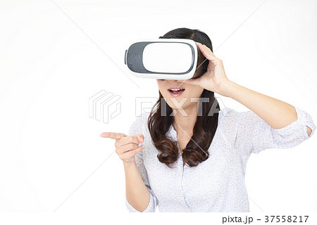 VRゴーグルを装着した女性 37558217