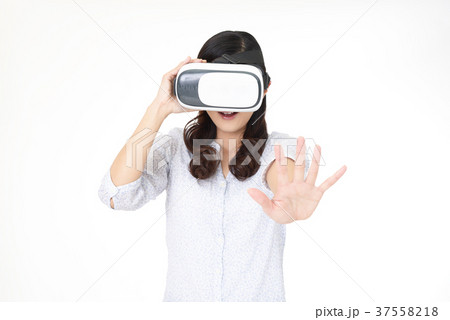 VRゴーグルを装着した女性 37558218