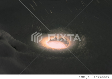 雪明りの穴 37558885
