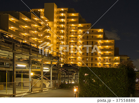マンションと立体駐車場 37558886