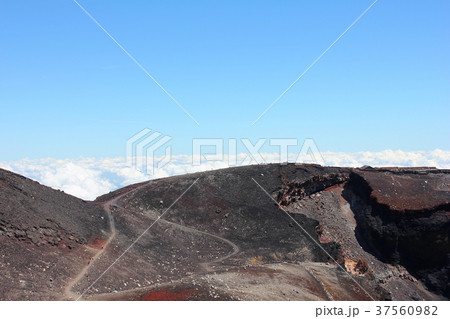 富士山　お鉢巡りの風景 37560982