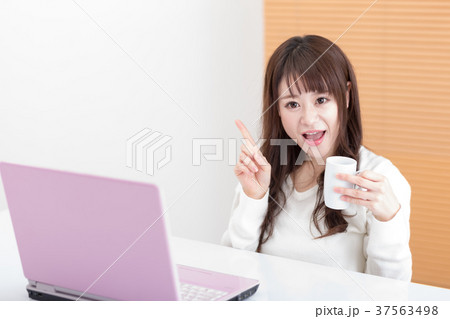 パソコン・女性 パソコン・女性 37563498