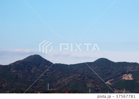 下関市小月西部にそびえる雄笠山と雌笠山の遠景 37567781