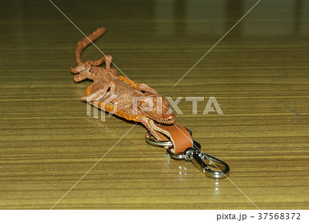 Key ring made of crocodile 37568372