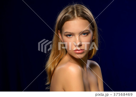 pretty girl with enticing eyes 37568469