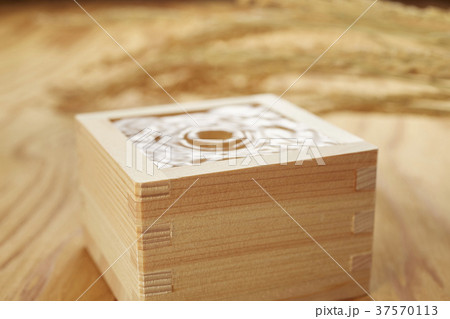 枡に入った日本酒 37570113