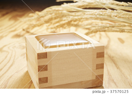 枡に入った日本酒 37570125