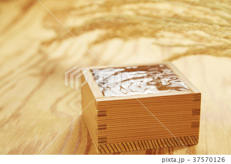 枡に入った日本酒 37570126