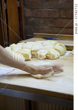 37582712