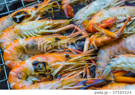 Delicious seafood prawn on grill with flames Delicious seafood prawn on grill with flames 37585524