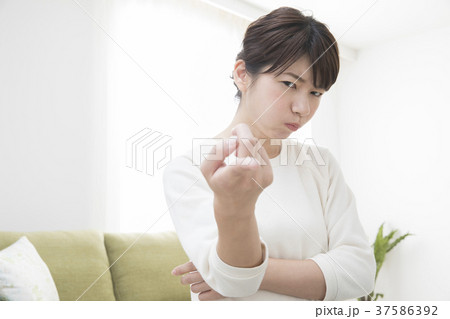 怒る女性 37586392