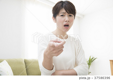 怒る女性 37586396