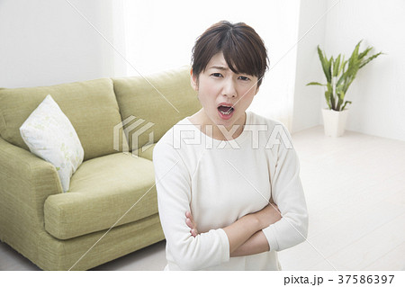 怒る女性 37586397