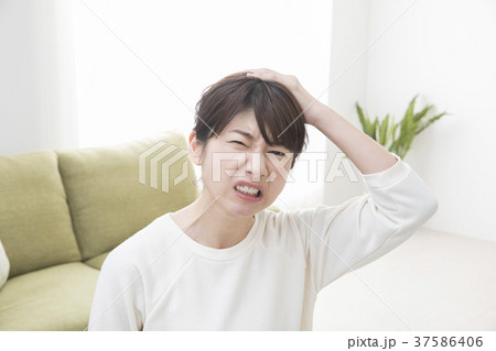 怒る女性 37586406