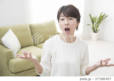 怒る女性 37586407