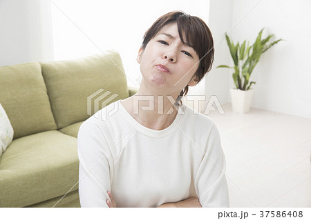怒る女性 37586408