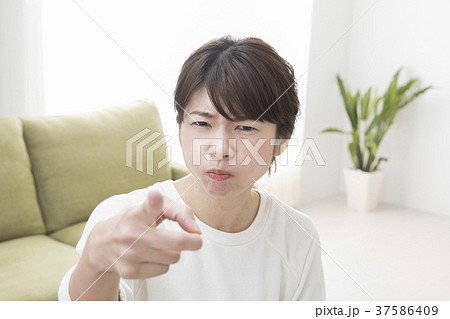 怒る女性 37586409