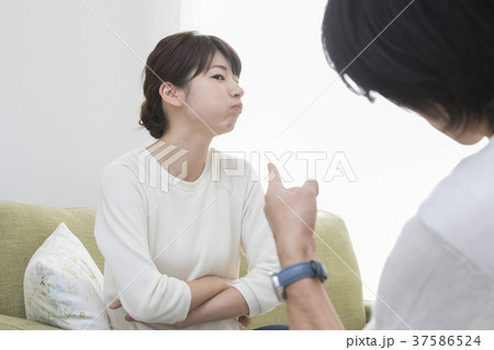 怒る女性 37586524